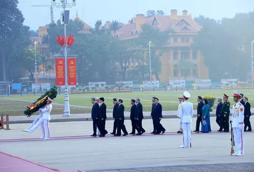 Lãnh đạo Đảng, Nhà nước và các đại biểu dự Đại hội lần thứ XIV vào Lăng viếng Chủ tịch Hồ Chí Minh - ảnh 1