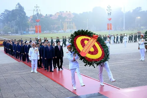 Lãnh đạo Đảng, Nhà nước và các đại biểu dự Đại hội lần thứ XIV vào Lăng viếng Chủ tịch Hồ Chí Minh - ảnh 2