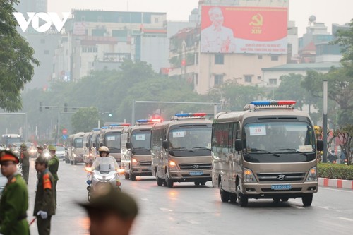 Các đại biểu đến dự lễ khai mạc Đại hội lần thứ XIV của Đảng - ảnh 1