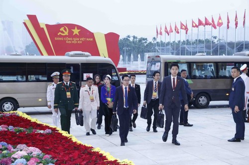 Các đại biểu đến dự lễ khai mạc Đại hội lần thứ XIV của Đảng - ảnh 6