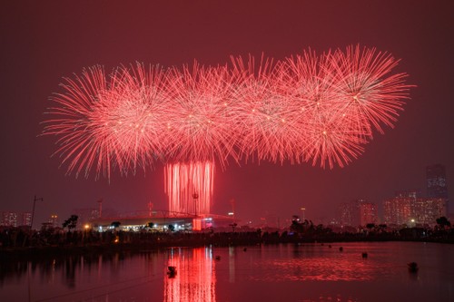Pháo hoa rực sáng trên bầu trời Thủ đô chào mừng thành công Đại hội XIV của Đảng - ảnh 11