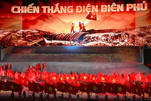 Pháo hoa rực sáng trên bầu trời Thủ đô chào mừng thành công Đại hội XIV của Đảng - ảnh 3