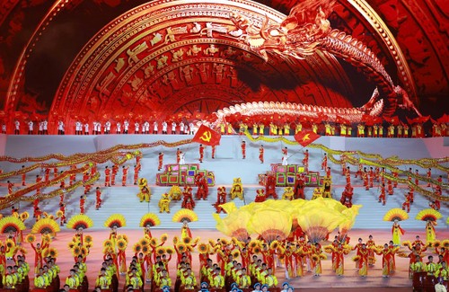 Pháo hoa rực sáng trên bầu trời Thủ đô chào mừng thành công Đại hội XIV của Đảng - ảnh 4