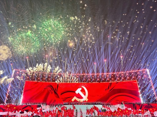 Pháo hoa rực sáng trên bầu trời Thủ đô chào mừng thành công Đại hội XIV của Đảng - ảnh 5