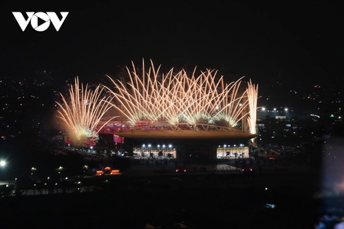 Pháo hoa rực sáng trên bầu trời Thủ đô chào mừng thành công Đại hội XIV của Đảng - ảnh 7