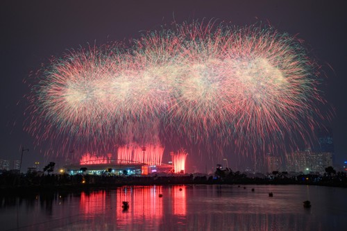 Pháo hoa rực sáng trên bầu trời Thủ đô chào mừng thành công Đại hội XIV của Đảng - ảnh 8