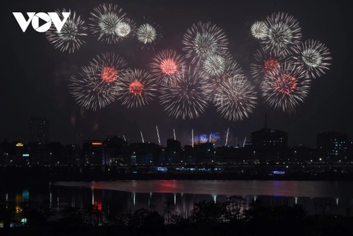 Pháo hoa rực sáng trên bầu trời Thủ đô chào mừng thành công Đại hội XIV của Đảng - ảnh 9