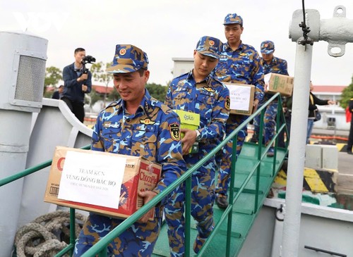 Không khí Tết rộn ràng khắp Việt Nam - ảnh 10