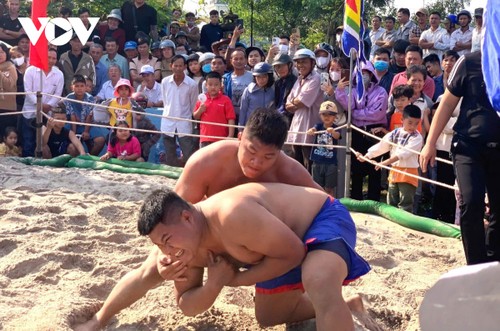 Tưng bừng khai hội vật làng Thủ Lễ đầu Xuân tại Huế - ảnh 2