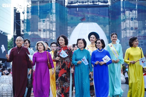 3.000 người đồng diễn áo dài trên phố đi bộ Nguyễn Huệ ngày 8/3 - ảnh 10