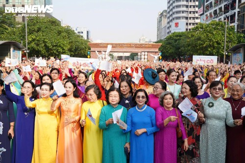 3.000 người đồng diễn áo dài trên phố đi bộ Nguyễn Huệ ngày 8/3 - ảnh 2