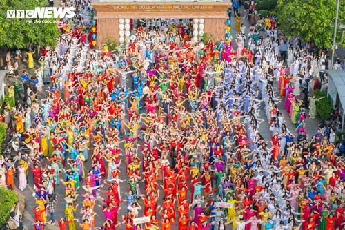 3.000 người đồng diễn áo dài trên phố đi bộ Nguyễn Huệ ngày 8/3 - ảnh 3