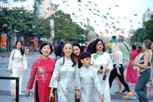 3.000 người đồng diễn áo dài trên phố đi bộ Nguyễn Huệ ngày 8/3 - ảnh 4