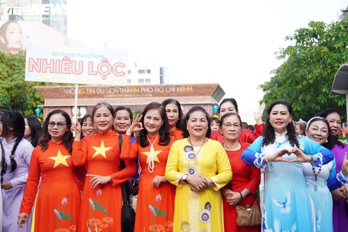 3.000 người đồng diễn áo dài trên phố đi bộ Nguyễn Huệ ngày 8/3 - ảnh 9