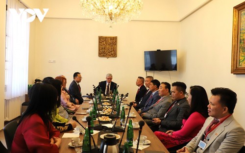 Liên hiệp hội người Việt Nam thăm và làm việc với lãnh đạo Hạ viện Séc - ảnh 1