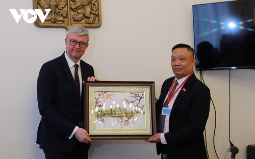 Liên hiệp hội người Việt Nam thăm và làm việc với lãnh đạo Hạ viện Séc - ảnh 2