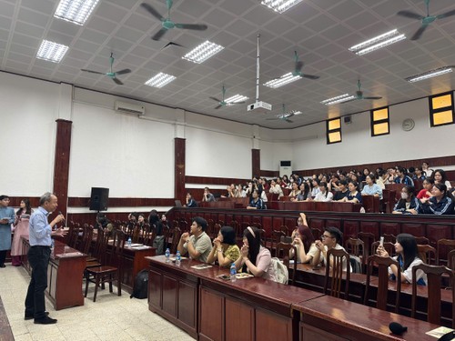 Giao lưu với nhà thơ người Việt ở Đức Trương Anh Tú  - ảnh 3