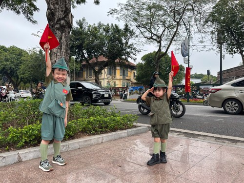 Rực rỡ cờ hoa - Người dân Hà Nội tưng bừng chào mừng 50 năm Ngày Giải phóng miền Nam, thống nhất đất nước - ảnh 10