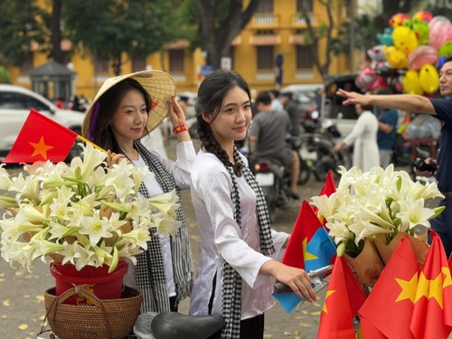 Rực rỡ cờ hoa - Người dân Hà Nội tưng bừng chào mừng 50 năm Ngày Giải phóng miền Nam, thống nhất đất nước - ảnh 5