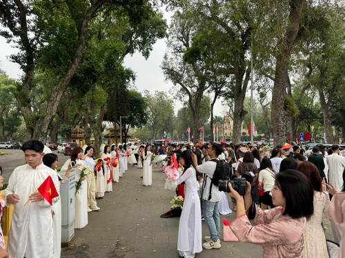 Rực rỡ cờ hoa - Người dân Hà Nội tưng bừng chào mừng 50 năm Ngày Giải phóng miền Nam, thống nhất đất nước - ảnh 8