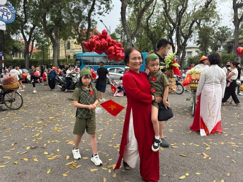 Rực rỡ cờ hoa - Người dân Hà Nội tưng bừng chào mừng 50 năm Ngày Giải phóng miền Nam, thống nhất đất nước - ảnh 13