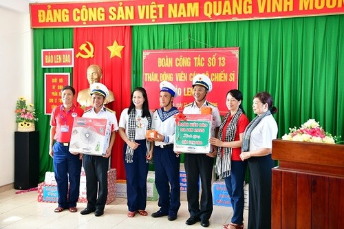 “Chuyến tàu Đại đoàn kết” đưa kiều bào ra thăm Trường Sa và Nhà giàn DK-I - ảnh 3