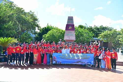 “Chuyến tàu Đại đoàn kết” đưa kiều bào ra thăm Trường Sa và Nhà giàn DK-I - ảnh 1