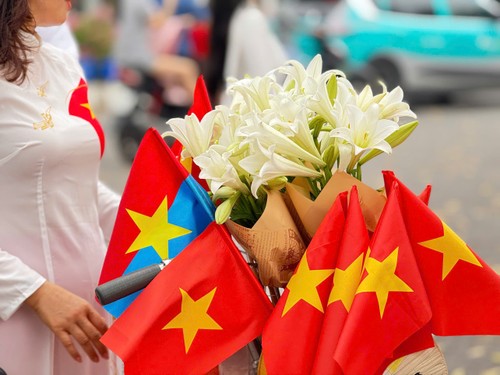Rực rỡ cờ hoa - Người dân Hà Nội tưng bừng chào mừng 50 năm Ngày Giải phóng miền Nam, thống nhất đất nước - ảnh 4