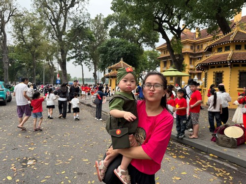 Rực rỡ cờ hoa - Người dân Hà Nội tưng bừng chào mừng 50 năm Ngày Giải phóng miền Nam, thống nhất đất nước - ảnh 12