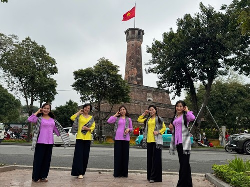 Rực rỡ cờ hoa - Người dân Hà Nội tưng bừng chào mừng 50 năm Ngày Giải phóng miền Nam, thống nhất đất nước - ảnh 7