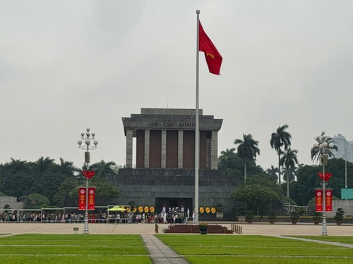 Rực rỡ cờ hoa - Người dân Hà Nội tưng bừng chào mừng 50 năm Ngày Giải phóng miền Nam, thống nhất đất nước - ảnh 1