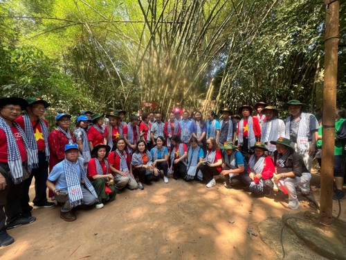  Đoàn kiều bào thăm Địa đạo Củ Chi và Đền Bến Dược - ảnh 1