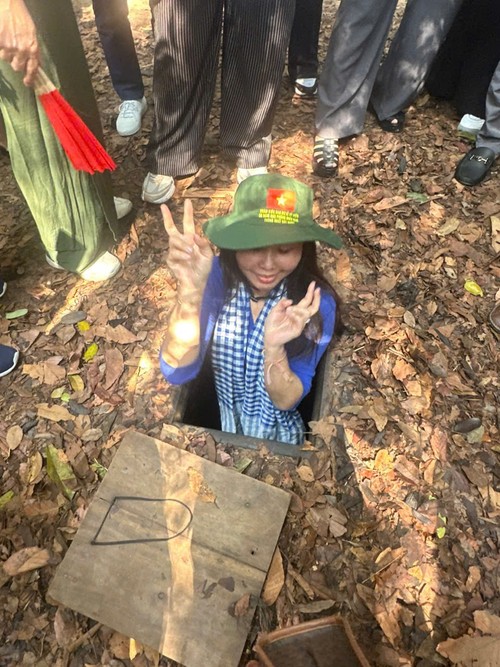  Đoàn kiều bào thăm Địa đạo Củ Chi và Đền Bến Dược - ảnh 2