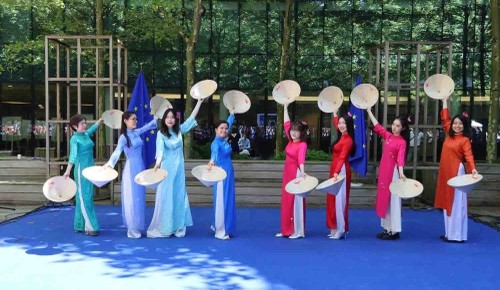 Rực rỡ sắc màu văn hóa Việt Nam tại trái tim châu Âu - ảnh 2