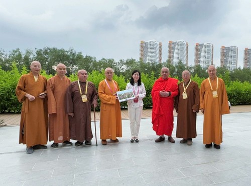 Bức tranh Liên Hoa Tịnh Cảnh mang duyên lành trong mùa Phật Đản - ảnh 2