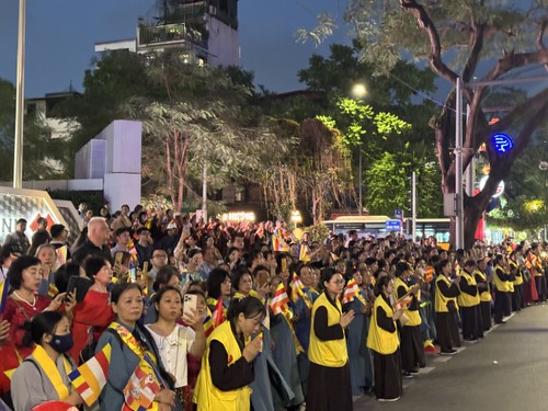 Lần đầu tiên rước xá lợi Phật tại Việt Nam: Xúc động và linh thiêng - ảnh 2