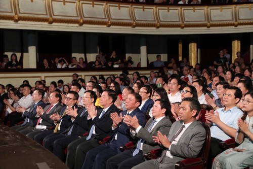 Xúc động chương trình nghệ thuật đặc biệt “Quà tháng 5 dâng Người” - ảnh 1