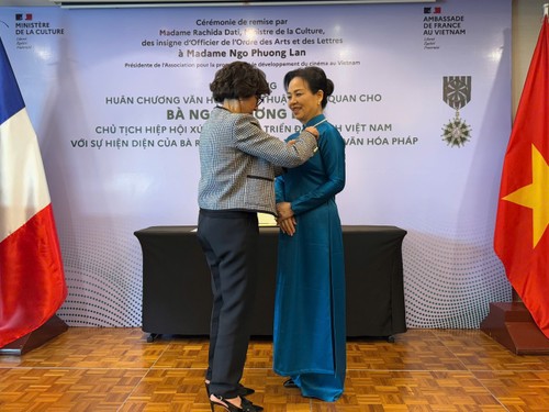 Tiến sĩ Ngô Phương Lan được trao tặng Huân chương Văn học Nghệ thuật bậc Sĩ quan của Pháp - ảnh 1