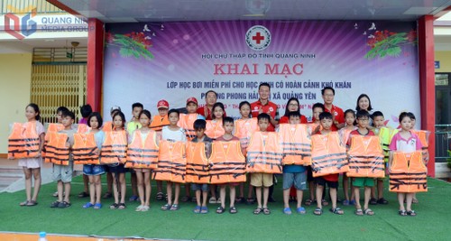 Quảng Ninh tạo cơ hội cho trẻ vùng nông thôn, miền núi học bơi miễn phí - ảnh 1