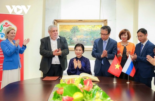 Phu nhân Ngô Phương Ly dự khai mạc triển lãm tranh sơn mài Việt Nam tại Nga - ảnh 2