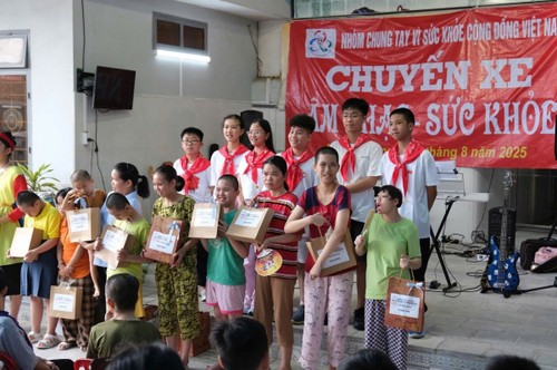 Khám bệnh miễn phí, tặng quà cho người khó khăn, khuyết tật ở Lạng Sơn - ảnh 3