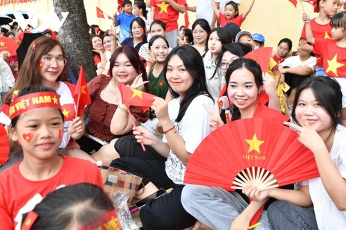 Đông đảo người dân chờ xem buổi hợp luyện đầu tiên diễu binh, diễu hành tại Hà Nội - ảnh 1