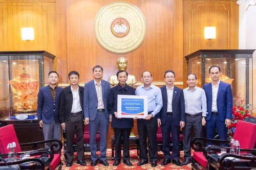 Hiệp sĩ Đại Thánh giá Lê Đức Thịnh và cộng sự ủng hộ đồng bào các tinh khắc phục hậu quả do bão lũ gây ra - ảnh 1