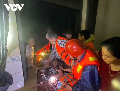Người dân vùng lũ Khánh Hòa: "Đu lên xà nhà, tôi cứ nghĩ mình chết rồi" - ảnh 1