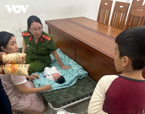 Người dân vùng lũ Khánh Hòa: "Đu lên xà nhà, tôi cứ nghĩ mình chết rồi" - ảnh 2