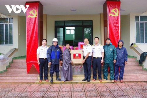 Ứng phó thiên tai ở mức cao nhất: Hải quân vượt lũ xuyên đêm cứu dân - ảnh 4