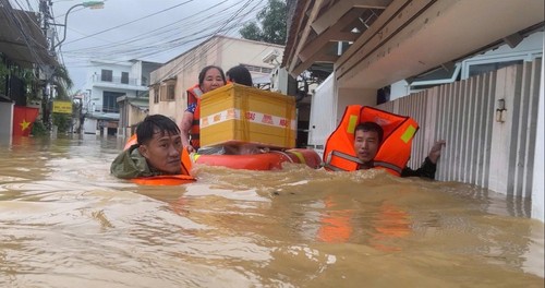 Ứng phó thiên tai ở mức cao nhất: Hải quân vượt lũ xuyên đêm cứu dân - ảnh 1