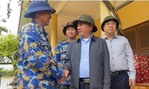 Ứng phó thiên tai ở mức cao nhất: Hải quân vượt lũ xuyên đêm cứu dân - ảnh 3