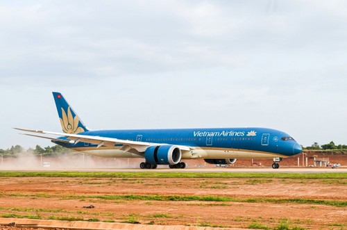 Chuyến bay đầu tiên của Boeing 787 Dreamliner hạ cánh xuống sân bay Long Thành - ảnh 1
