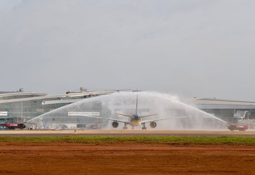 Chuyến bay đầu tiên của Boeing 787 Dreamliner hạ cánh xuống sân bay Long Thành - ảnh 2